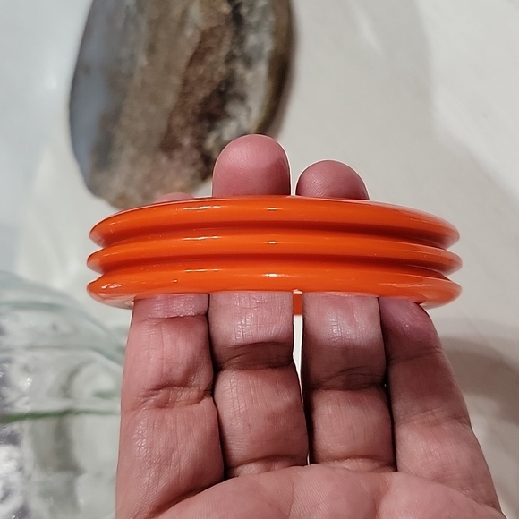 Bakelite Atomic Orange Ribbed Vintage Bangle Bracelet - Picture 9 of 10